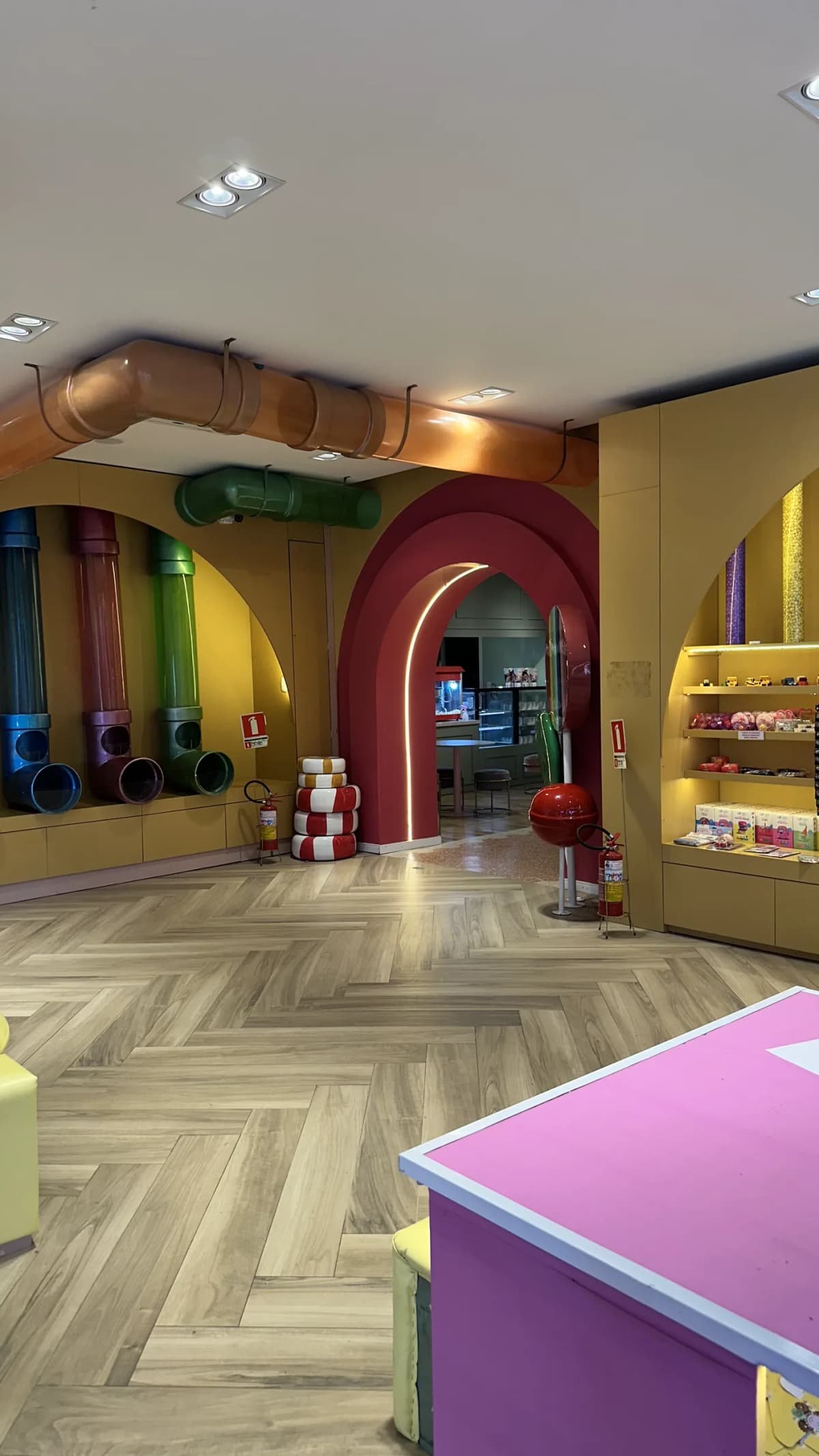 Interior colorido da Fabulosa Máquina de Doces