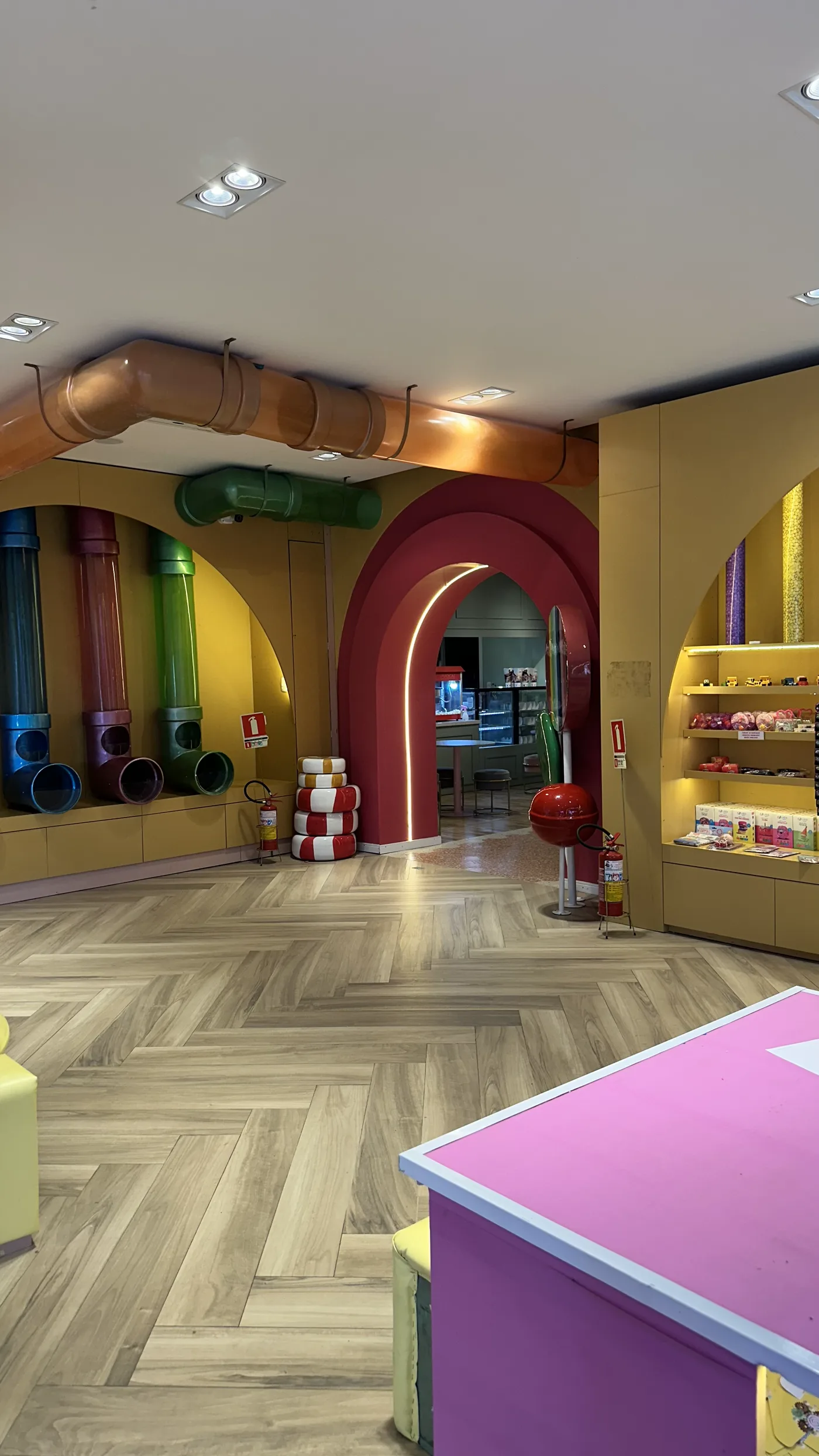 Interior da loja Fabulosa Máquina de Doces
